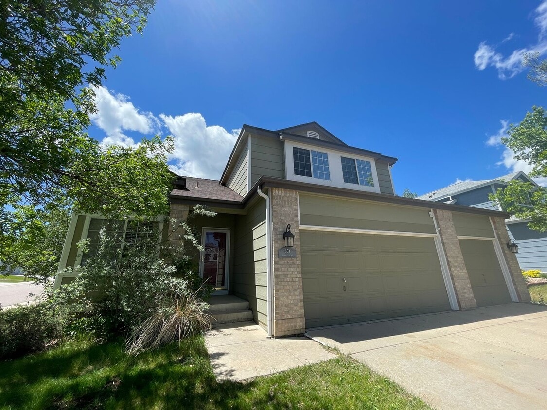 Beautiful and Fresh Updated Four Bedroom H... - Beautiful and Fresh Updated Four Bedroom H...