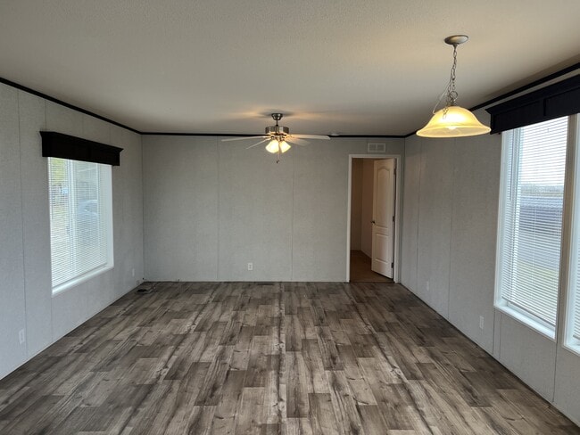 Photo - 582 Brent Dr