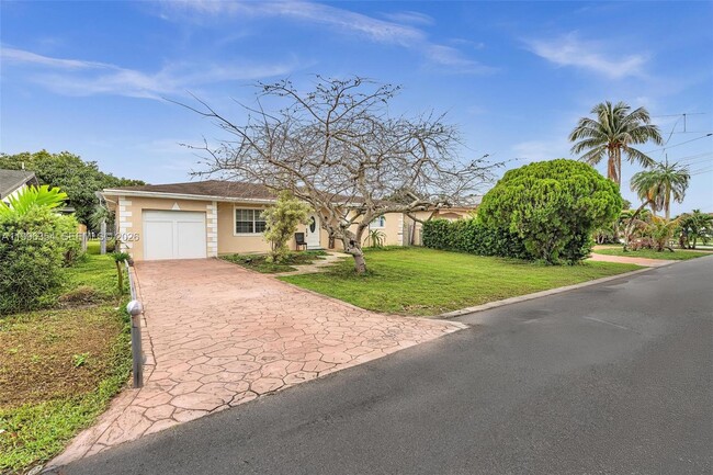 Building Photo - 6640 Evergreen Dr Unit Efficiency