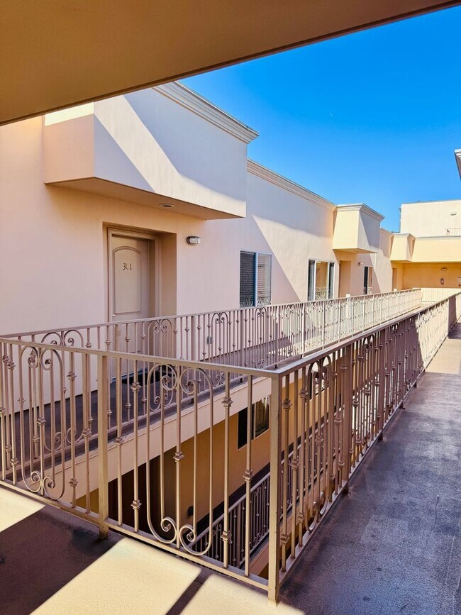 Building Photo - Spacious 3 bedroom condo in Van Nuys Unit 301