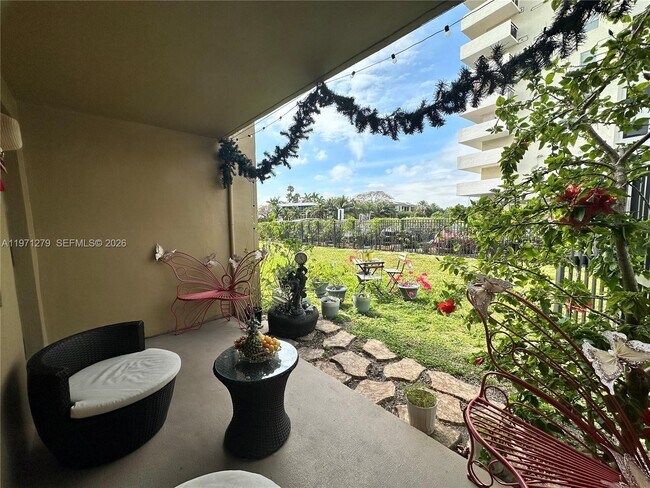 Photo - 301 Golden Isles Dr Unidad 114