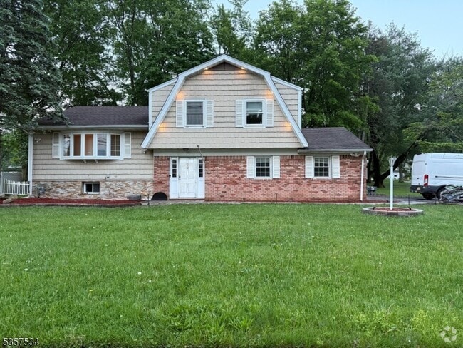 Building Photo - 39 Weinmanns Blvd Rental