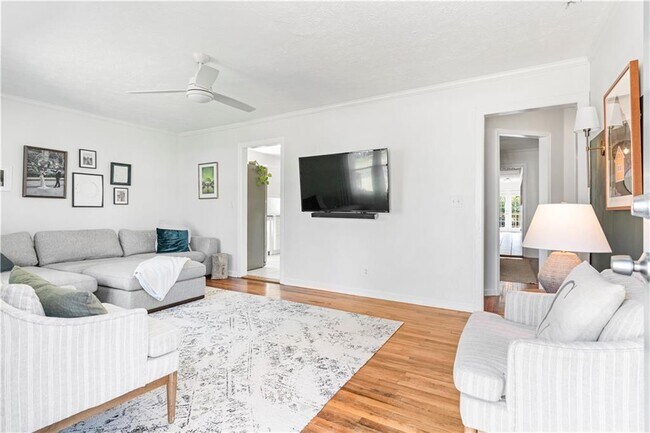 Photo - 1060 McLinden Ave SE