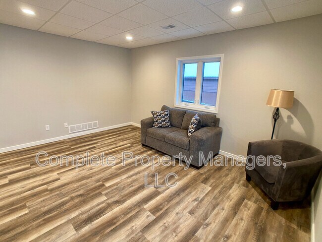 107 Main St E
