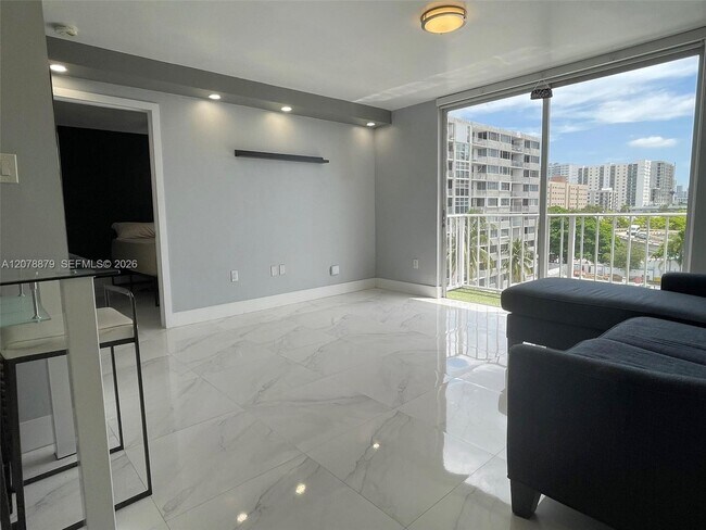 Photo - 1740 NW N River Dr Unit 612