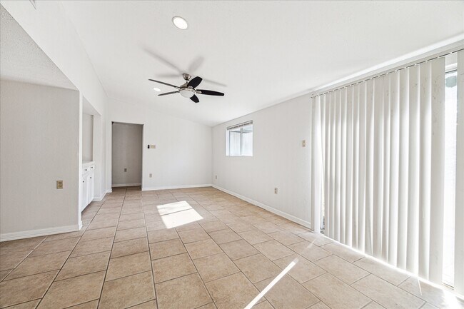 Photo - 5125 Maple St