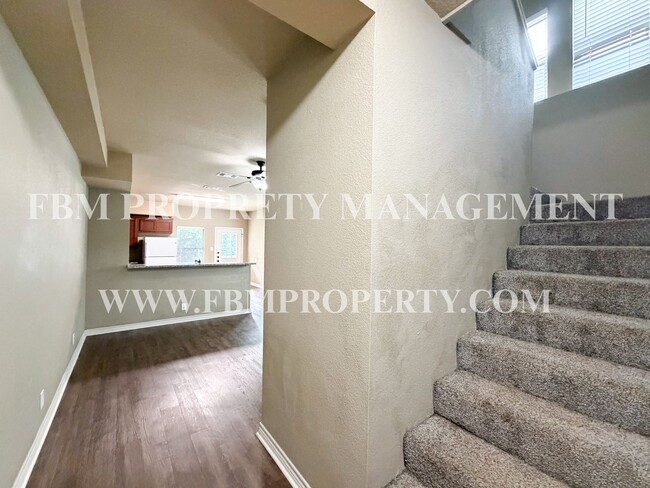 Photo - 472 Pecan Hollow St