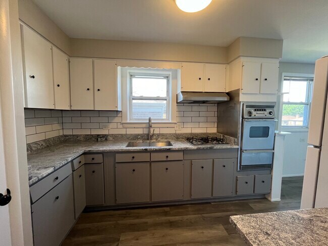 Photo - 2620 W Balmoral Ave