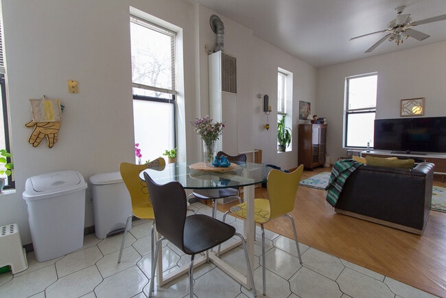 Building Photo - 2311 W Ohio St Unit J06P