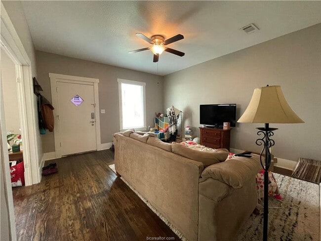 Photo - AUG 2026 PRE-LEASE! Charming 2 Bed/1 Bath ...