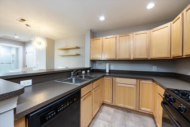 Photo - 718 W Trade St