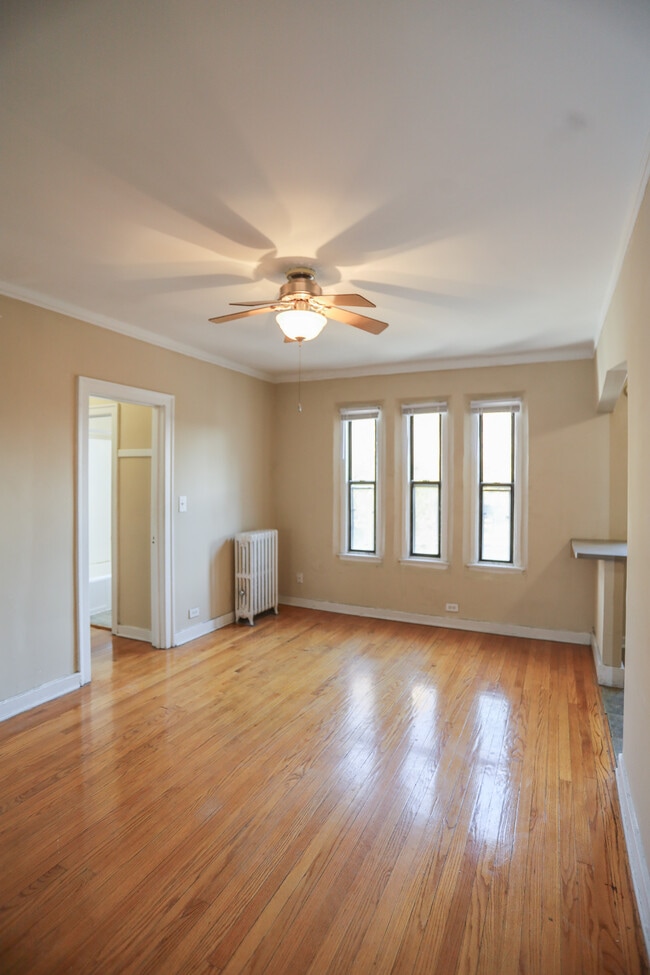 5210 S Woodlawn Ave Unit 302