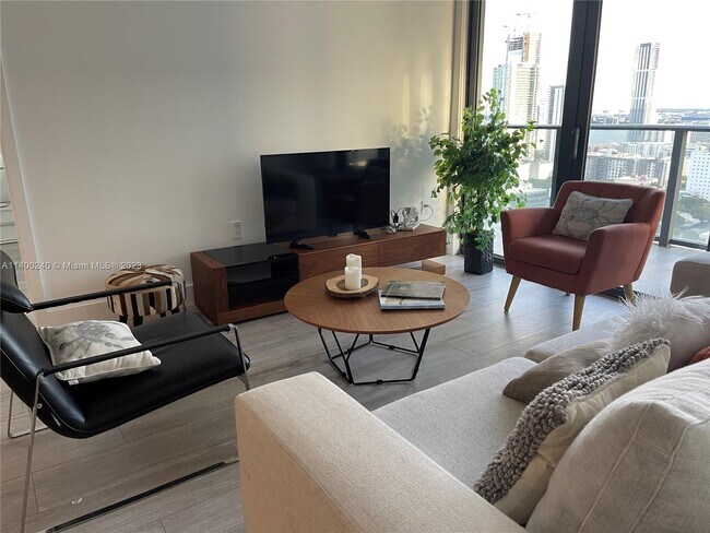Photo - 121 NE 34th St Unidad 2802
