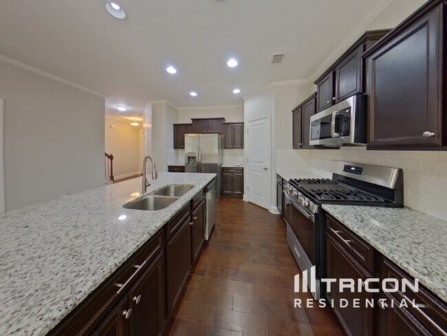 Photo - 385 Holdings Dr