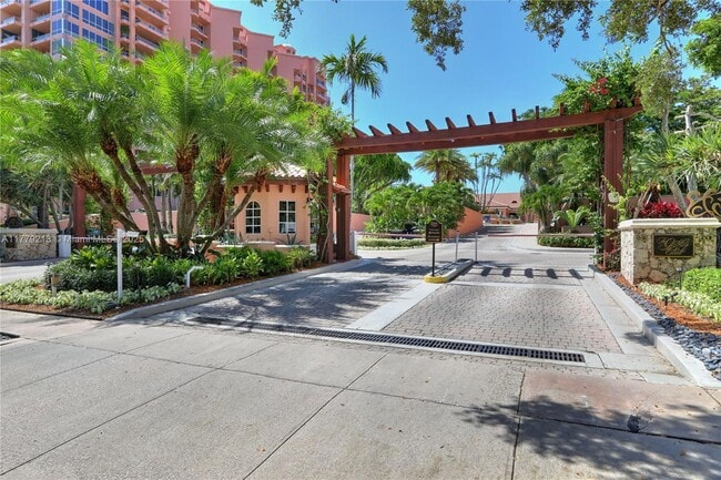 Building Photo - 10 Edgewater Dr Unit 3E Rental