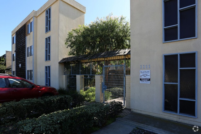 Photo - Royal Pacific Apartments