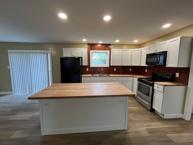 Photo - 425 Paul Ave