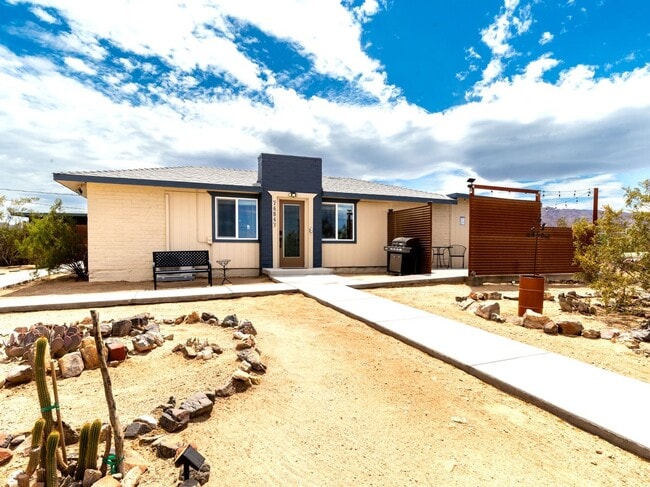 Building Photo - Escape to Your Own Desert Oasis!