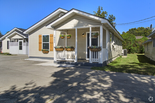 Building Photo - 1952 Burton Ln Rental