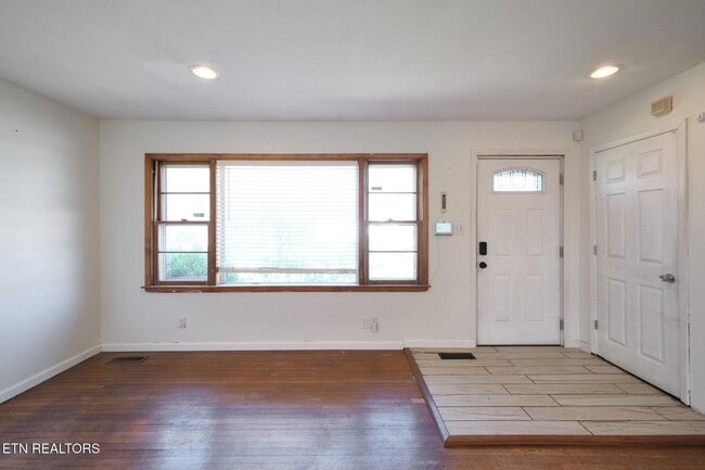 Photo - 548 Murray Rd NW