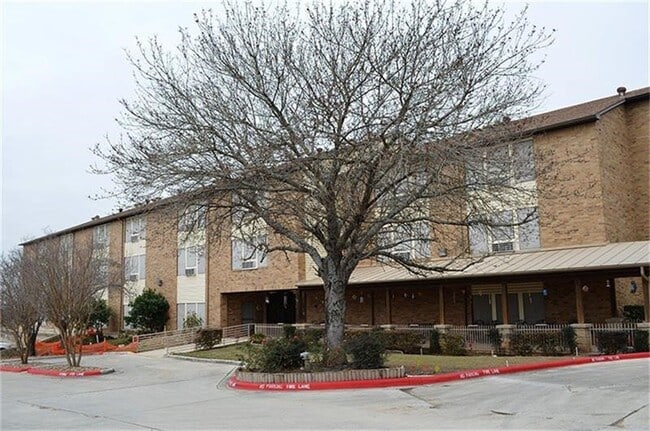 Photo - 300 Cross Creek