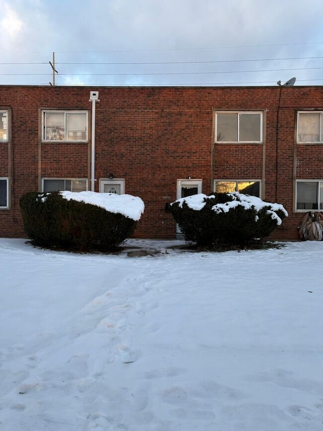 Building Photo - 5974 Glenway Dr Unit A