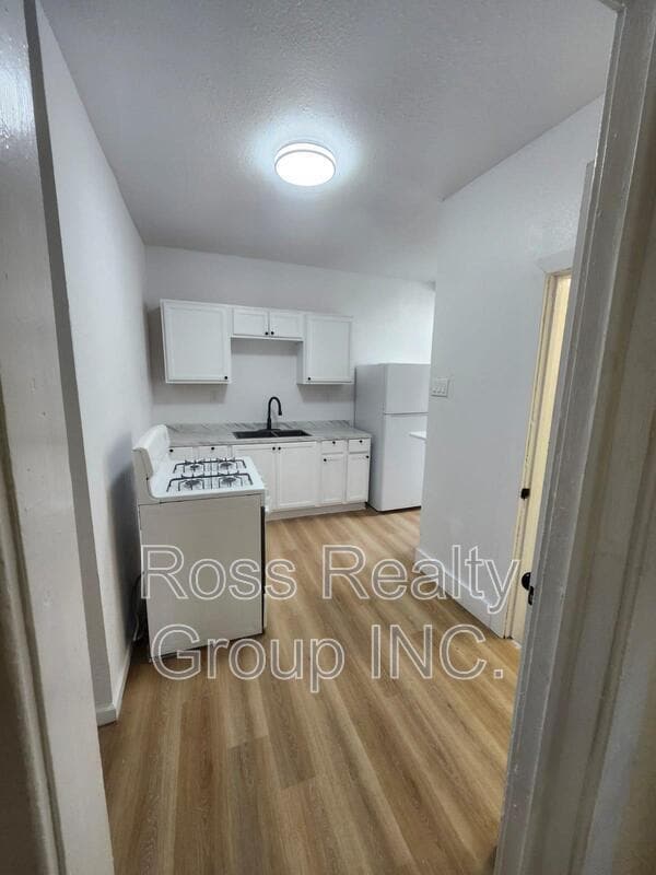 Building Photo - 653 Oswald St Unit lower