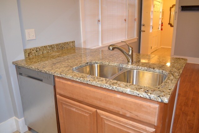 Granite Counters, SS Dishwasher & Garbage Disposal - 6148 Winthrop Ave Unit 2
