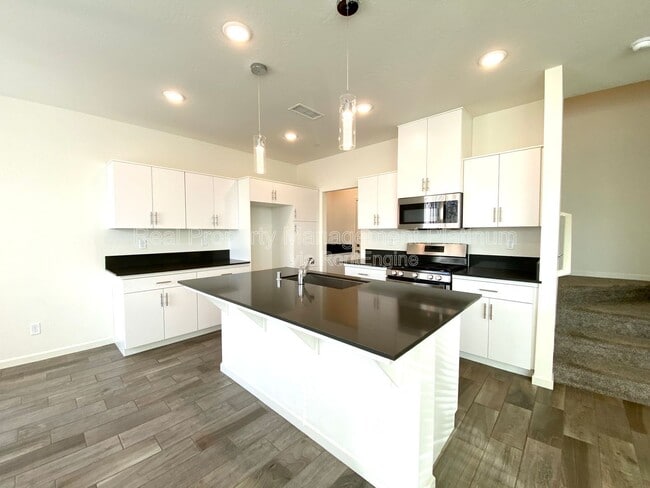 Building Photo - 730 N Bliss Ln