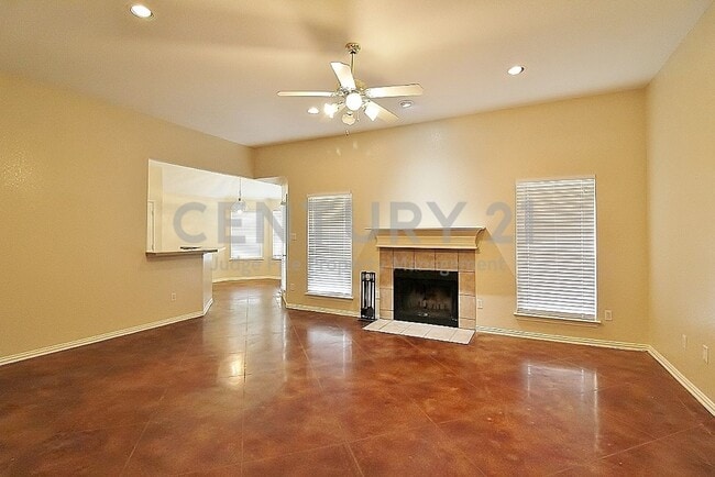 Photo - 302 Aspen Ct W