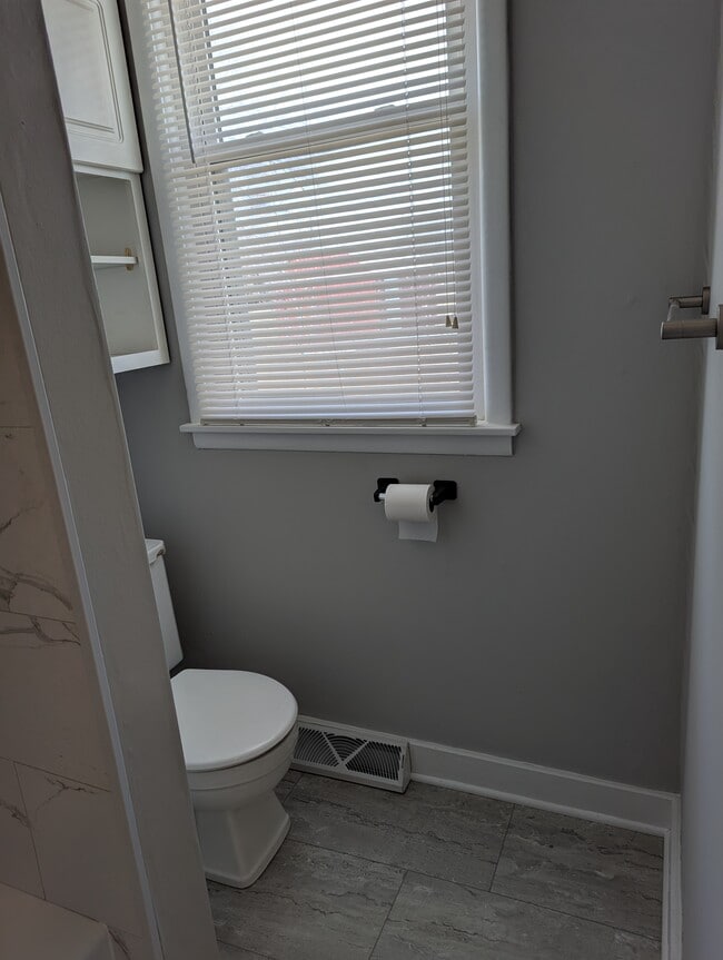 Bathroom - 1506 E 10th St Unidad 1506