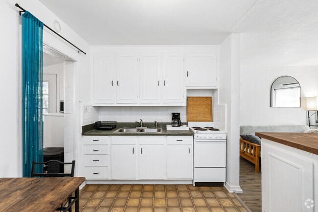 2BR, 1BA - 500SF - Kitchen