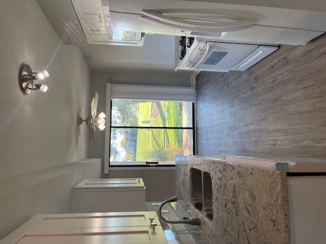 Photo - 933 Monroe Ct