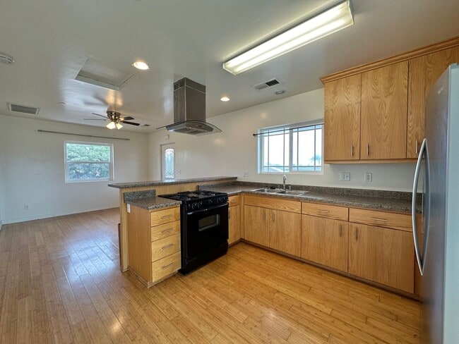 Building Photo - Upstairs 1 Bedroom with tons of Sunshine and Large Balcony!