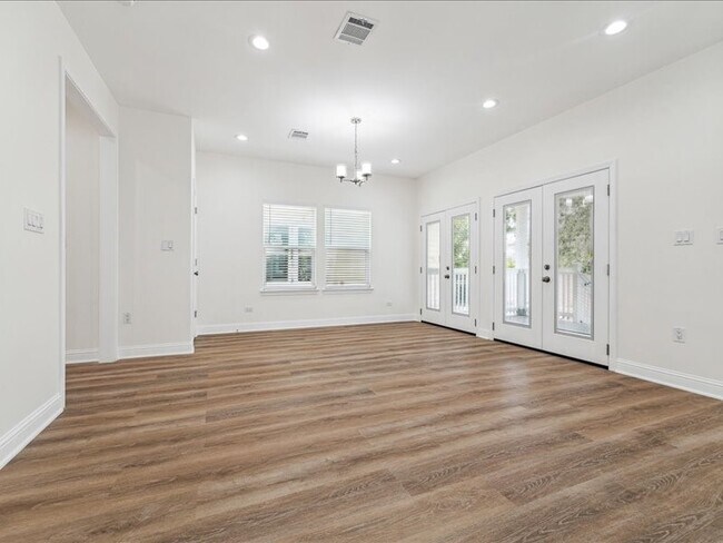 Photo - 915 E 37th St