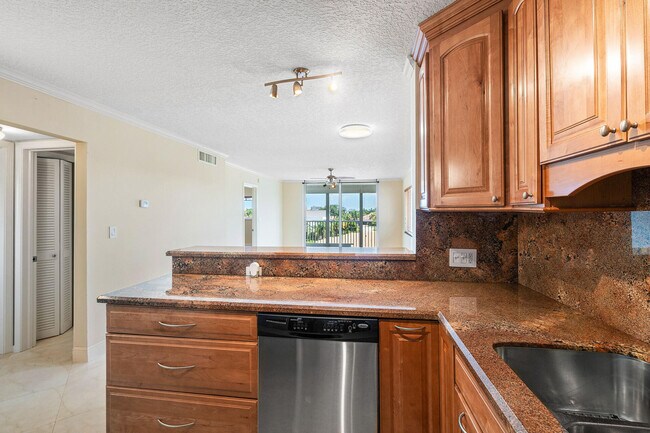 Photo - 750 NE Spanish River Blvd Unidad 410