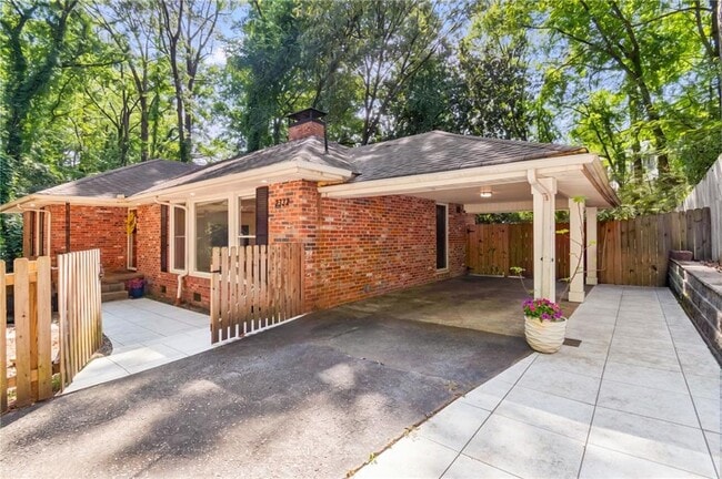 2332 Tanglewood Cir NE