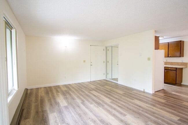 Photo - $250 OFF! Spacious Top Flr 2Bdr Flat, W/D ... Unit 9134