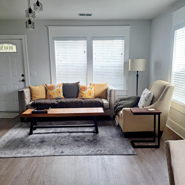 Open space. Large lounge - 3645 Azalea Dr