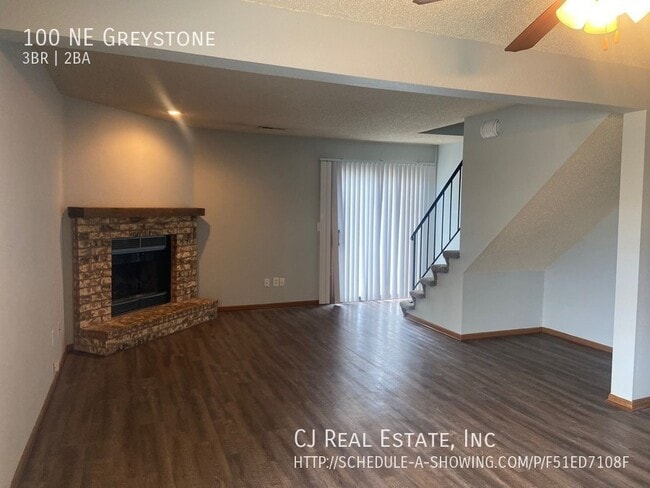 Photo - 100 NE Greystone Dr