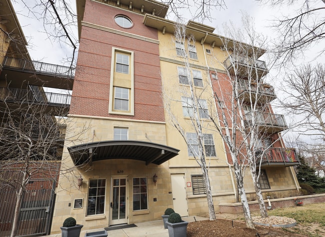 Building Photo - Gorgeous 1 bed 1 bath in an amazing location Unit 401