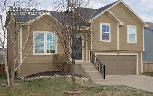 Building Photo - 233 W Fountain Cir