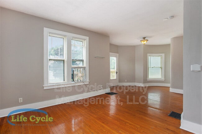 Photo - 248 Henry Ave SE