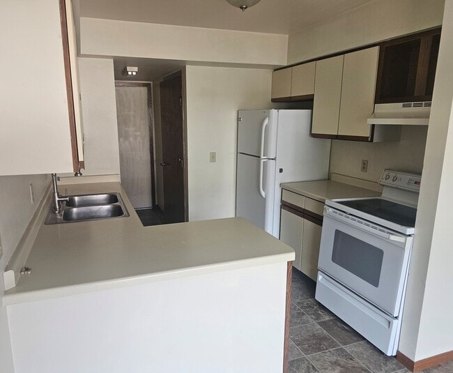 kitchen - 741 Aspen Ave