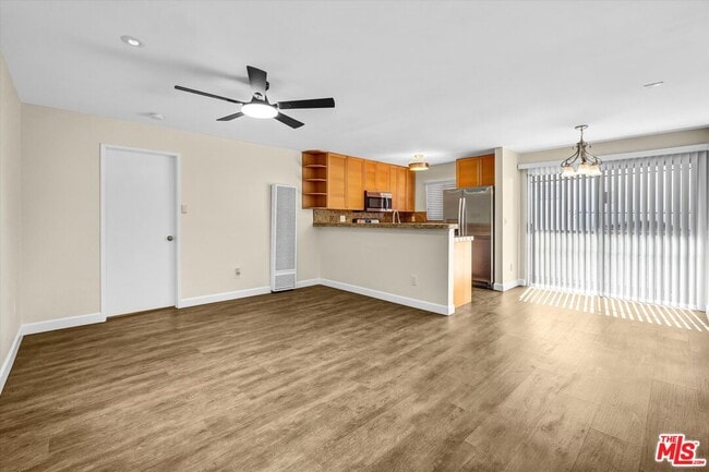Building Photo - 18530 Hatteras St Unit 226