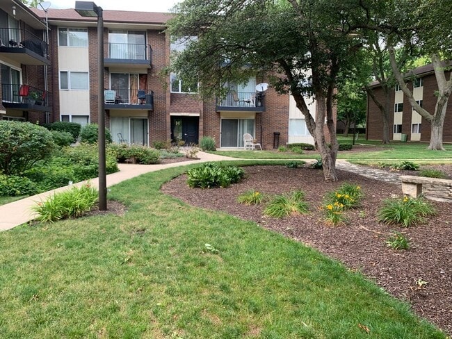 Building Photo - 5S070 Pebblewood Ln Unit G11