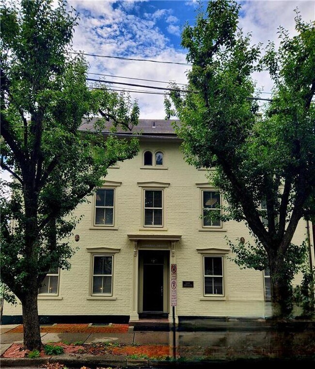 Photo - 18 E Market St House