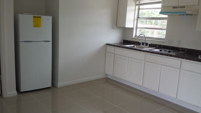 Photo - 325 Kenilworth Blvd Unit 1 BEDROOM