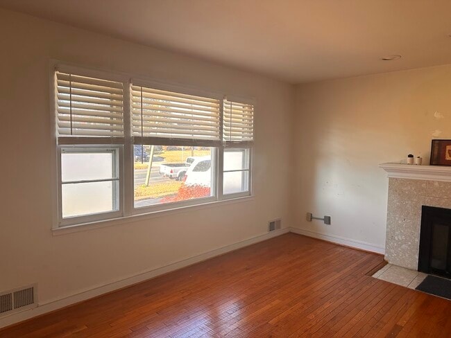 Photo - 5233 Queensberry Ave