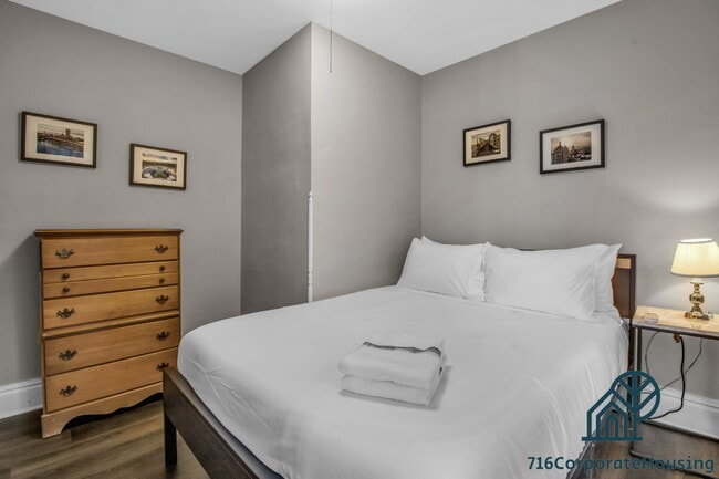 Building Photo - Furnished 3-Bedroom Upper Apartment on Bird Ave Unit 2